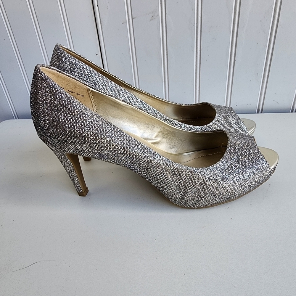 Bandolino Bdrainna Silver Gold Metallic Heels Shoes 3.5" Heel Shoes Sz 8.5 M